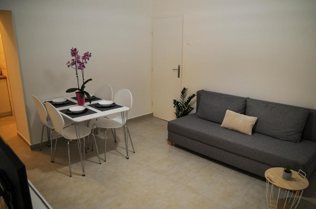 Apartman Gulliver In The Center, 10 Meters From The Sea With Private Parking In Natural Shade Рабац Екстериор снимка