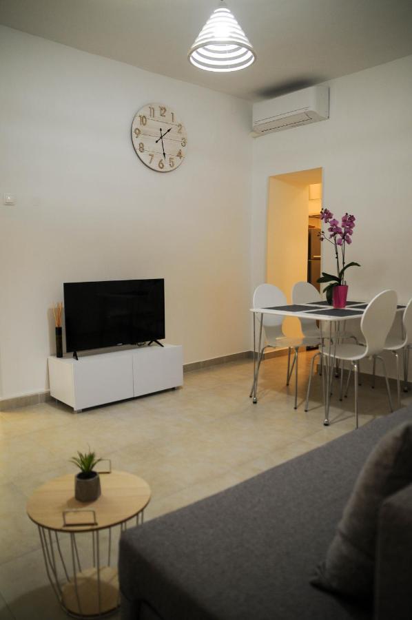Apartman Gulliver In The Center, 10 Meters From The Sea With Private Parking In Natural Shade Рабац Екстериор снимка