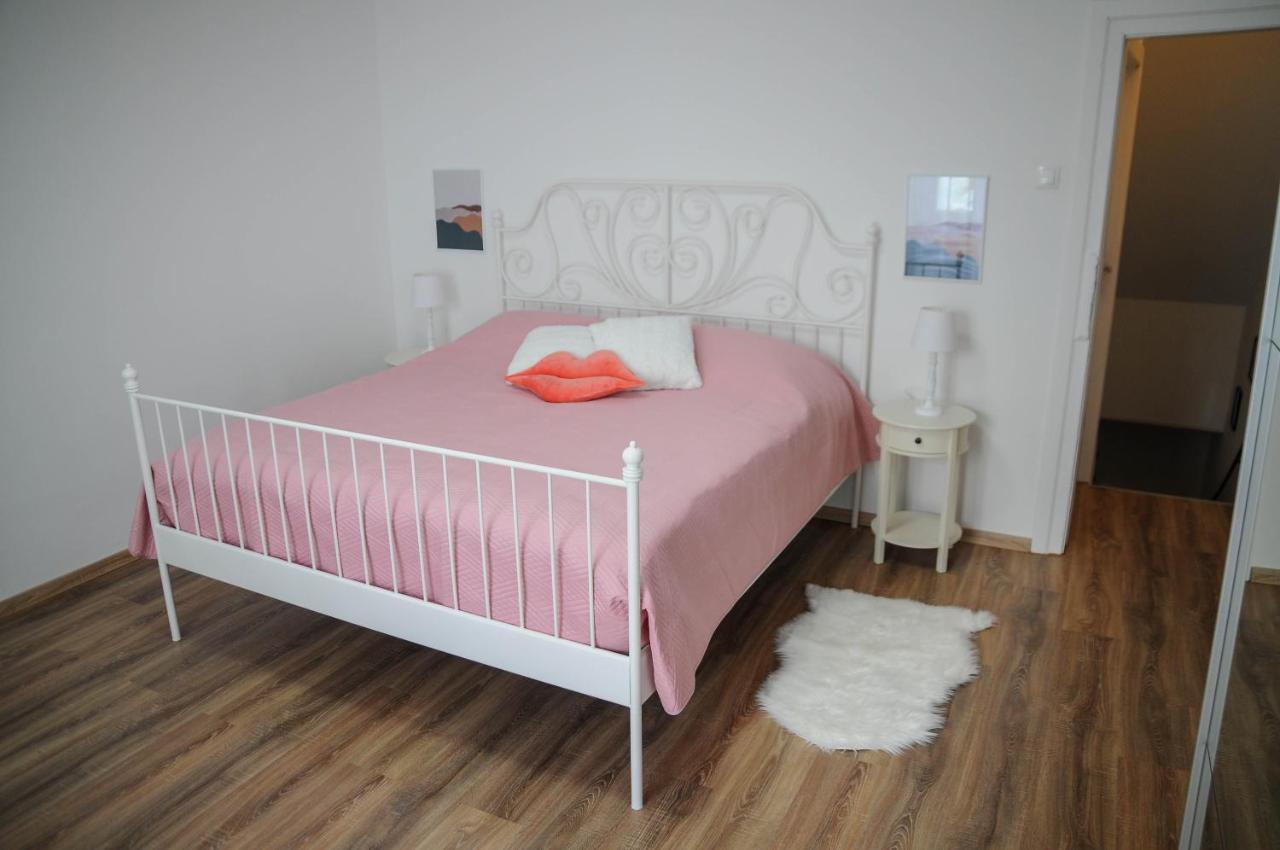 Apartman Gulliver In The Center, 10 Meters From The Sea With Private Parking In Natural Shade Рабац Екстериор снимка