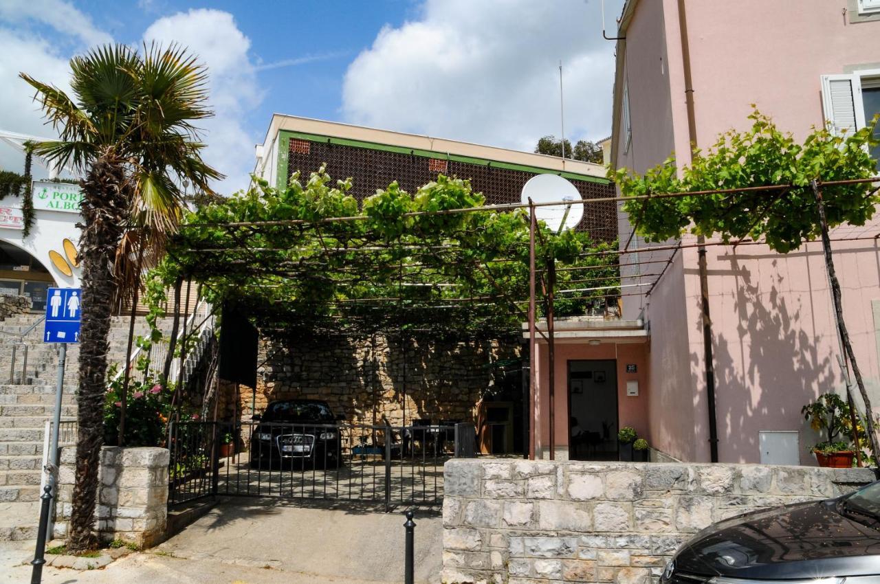 Apartman Gulliver In The Center, 10 Meters From The Sea With Private Parking In Natural Shade Рабац Екстериор снимка